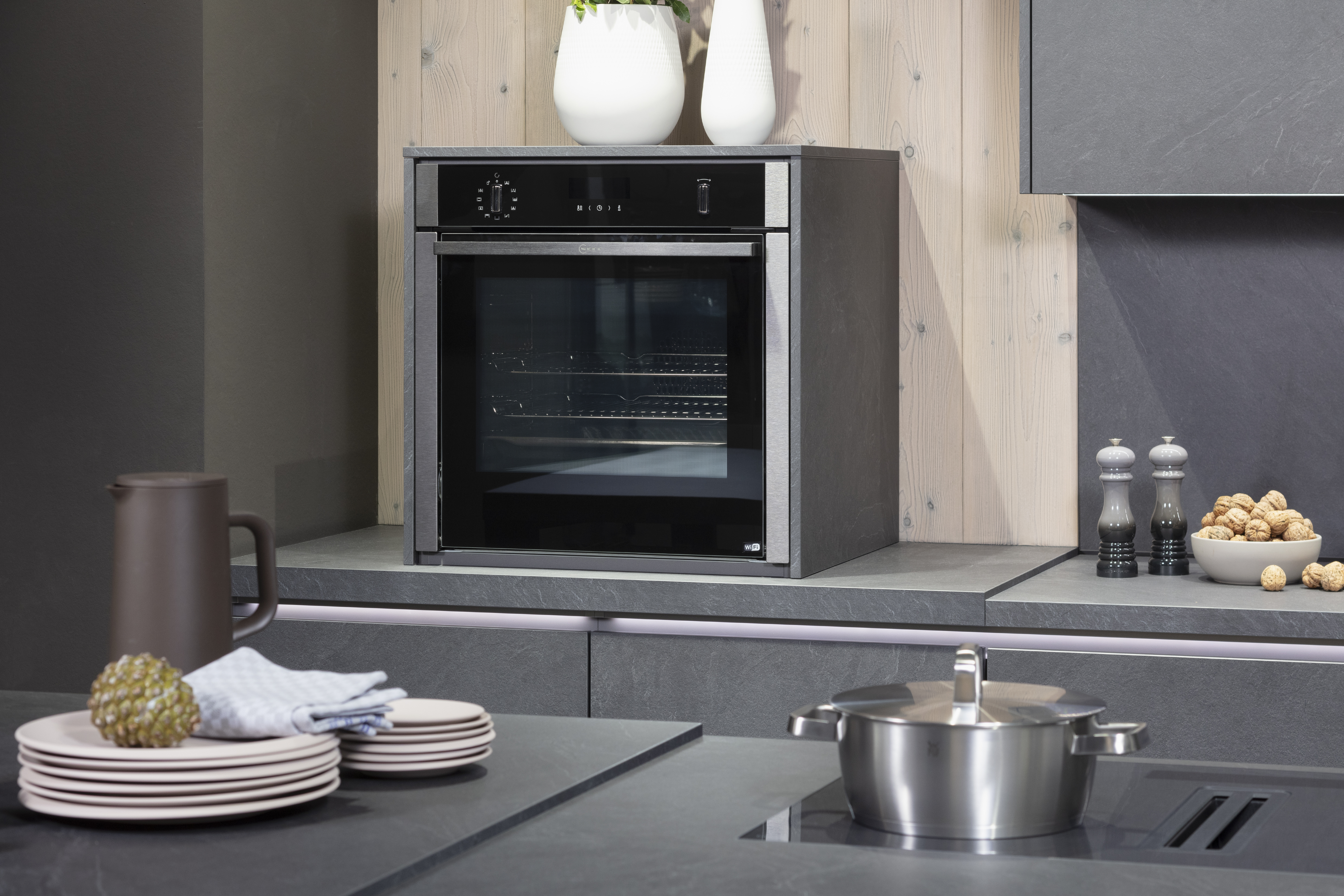 Nobilia Küche „Grauschiefer“ NEFF-Backofen auf Arbeitsplatte