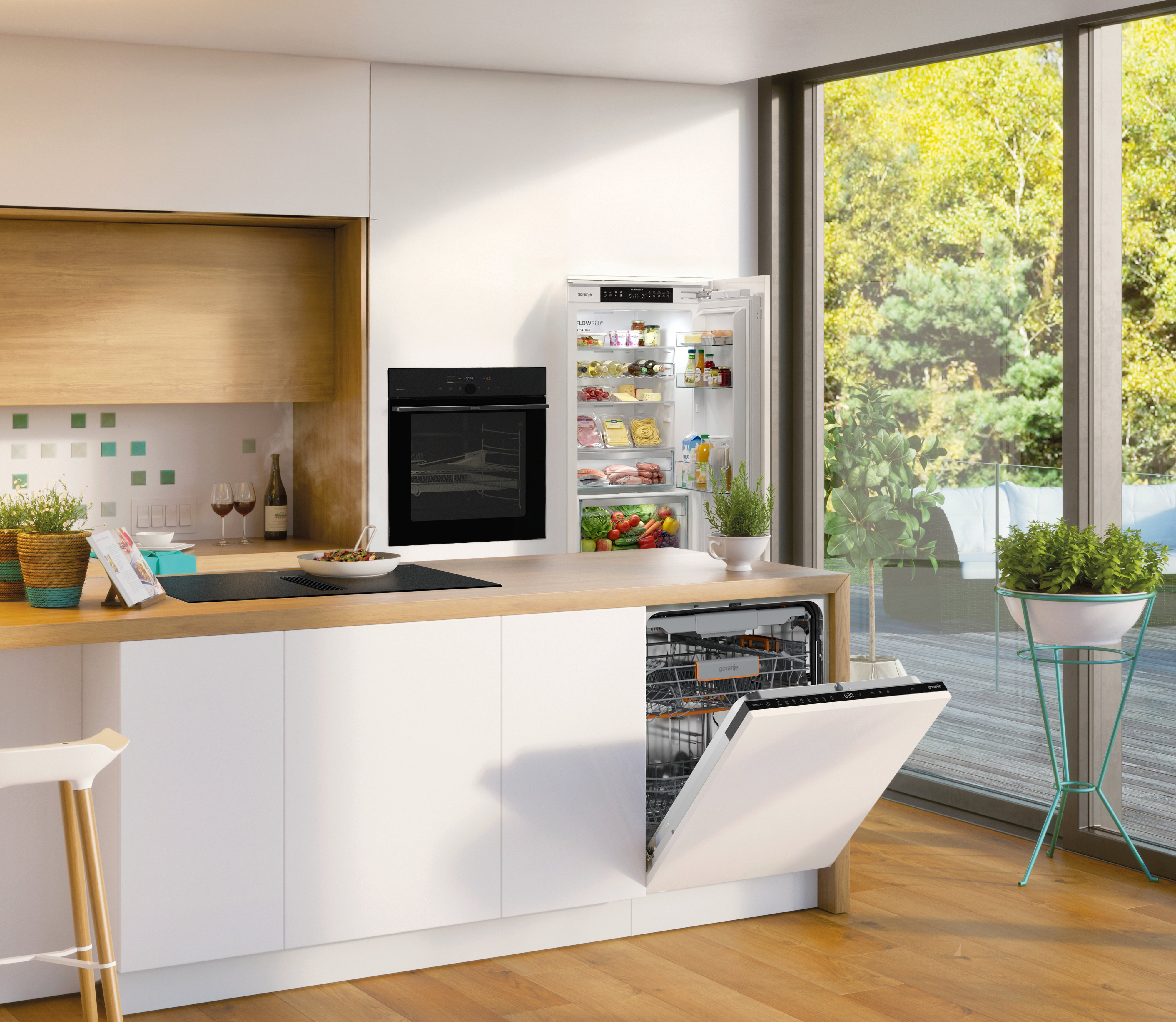 Gorenje Kühlschrank Geschirrspüler geöffnet weiße Inselküche Parkettboden Gartenblick 