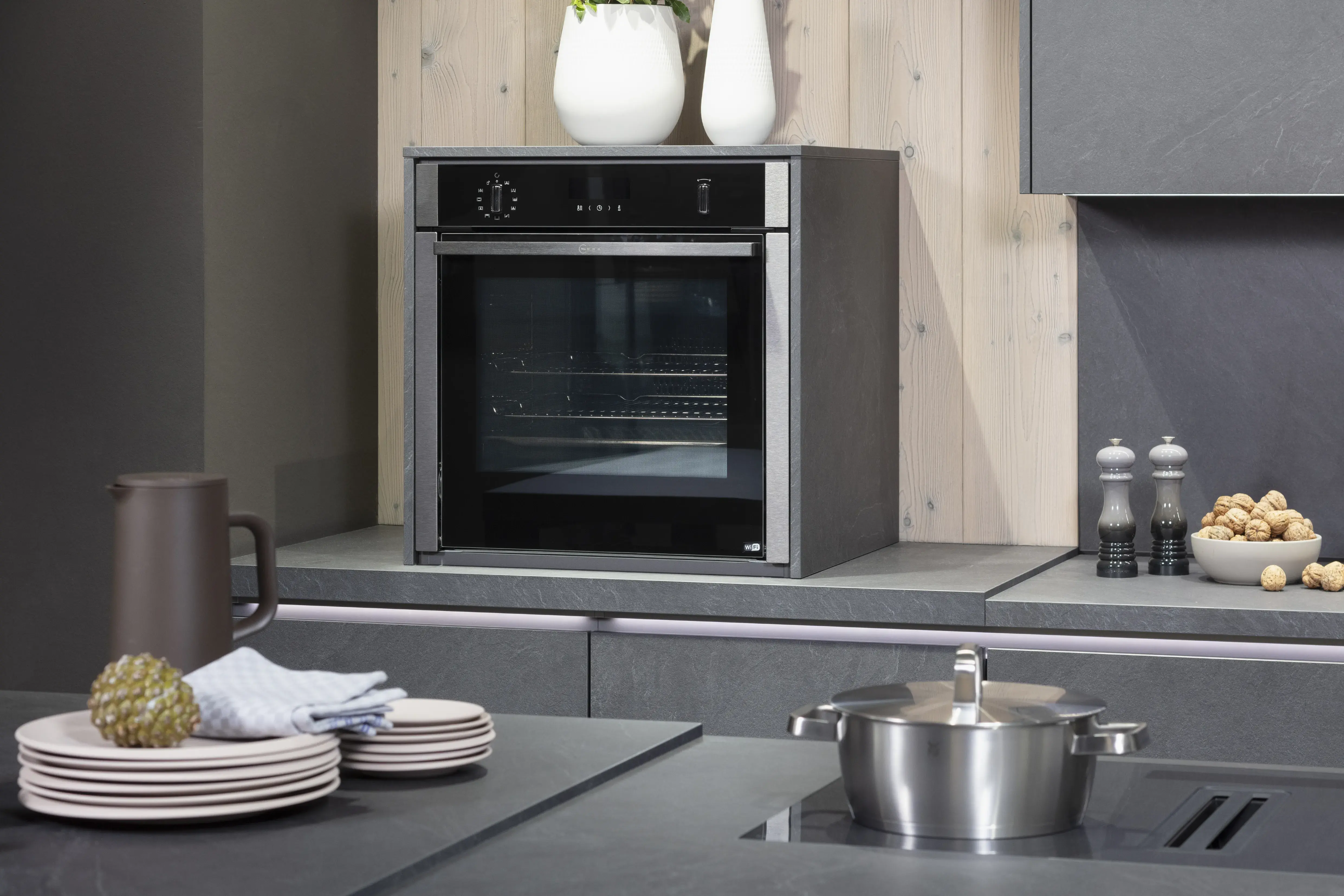 Nobilia Küche „Grauschiefer“ NEFF-Backofen auf Arbeitsplatte