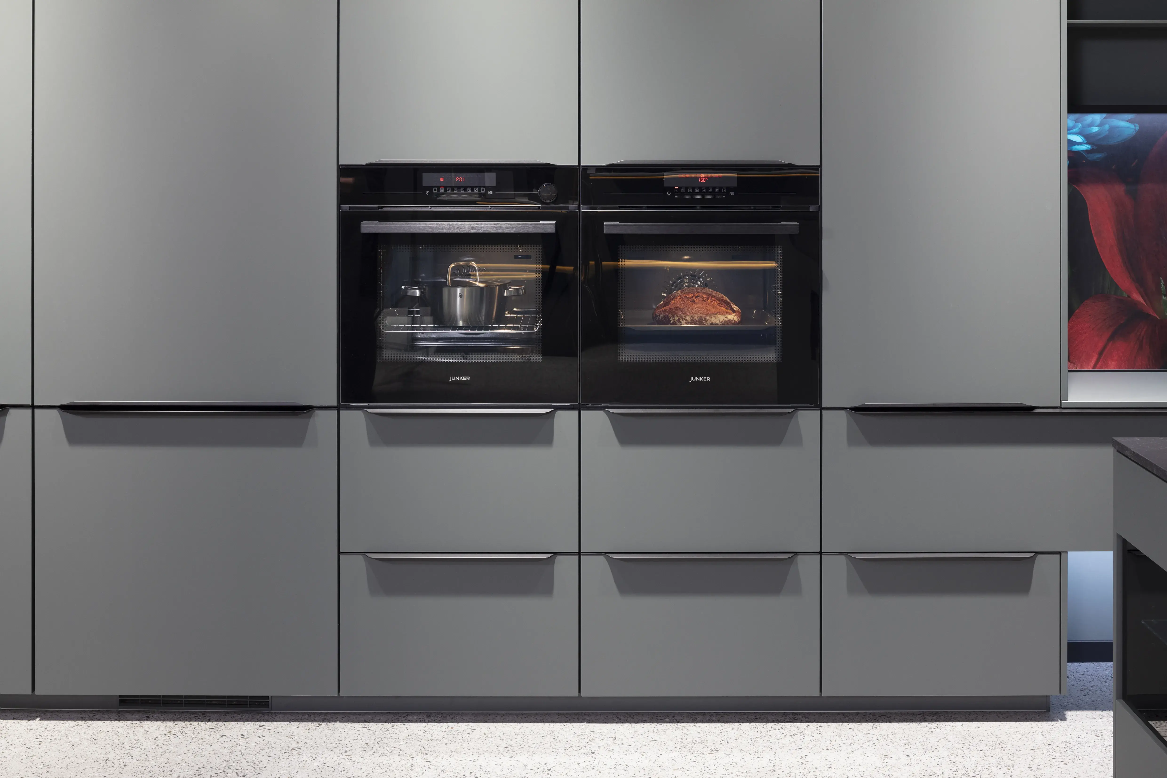 Nobilia Küche „Iconic Flowers“ in Mineralgrün Einbaugeräte JUNKER