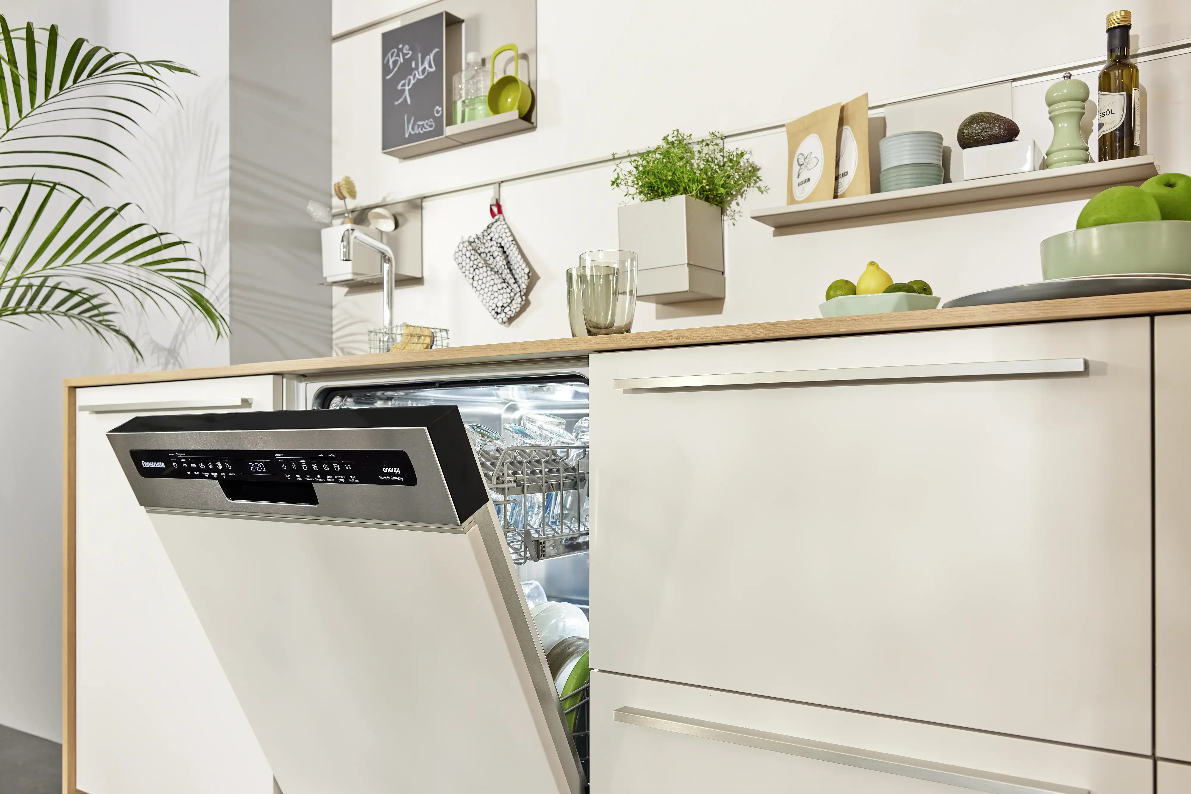 Constructa Energy Geschirrspueler geöffnet in weißer Küche