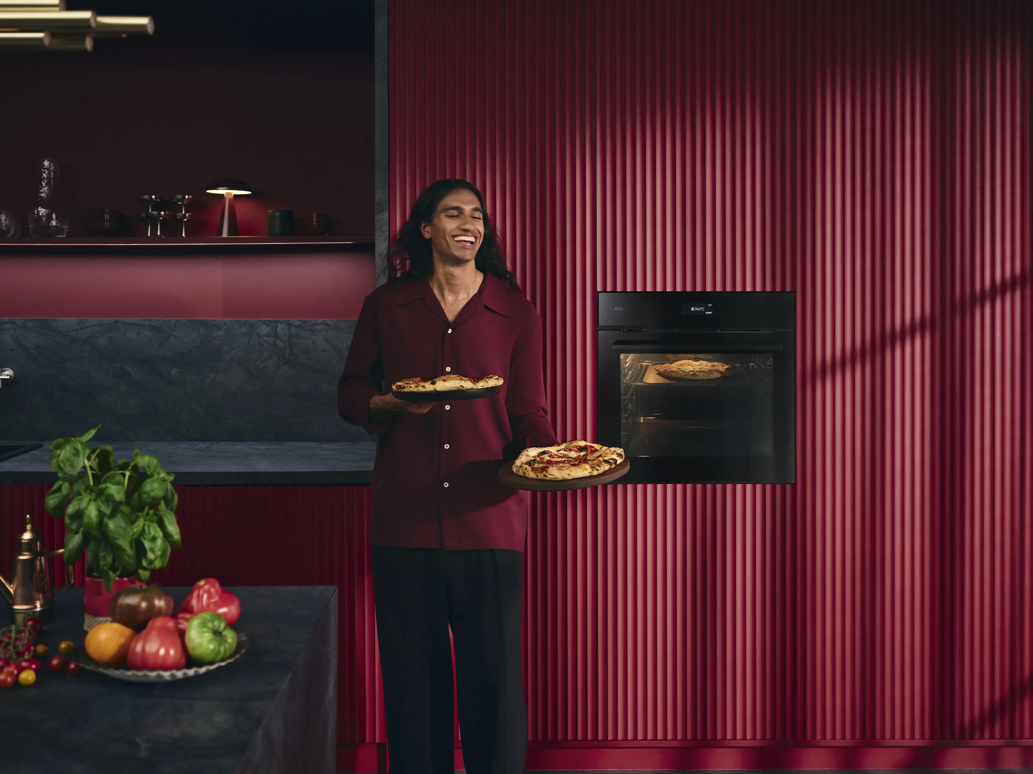 AEG PizzaExpert Backöfen_Mann freut sich vor Einbauofen